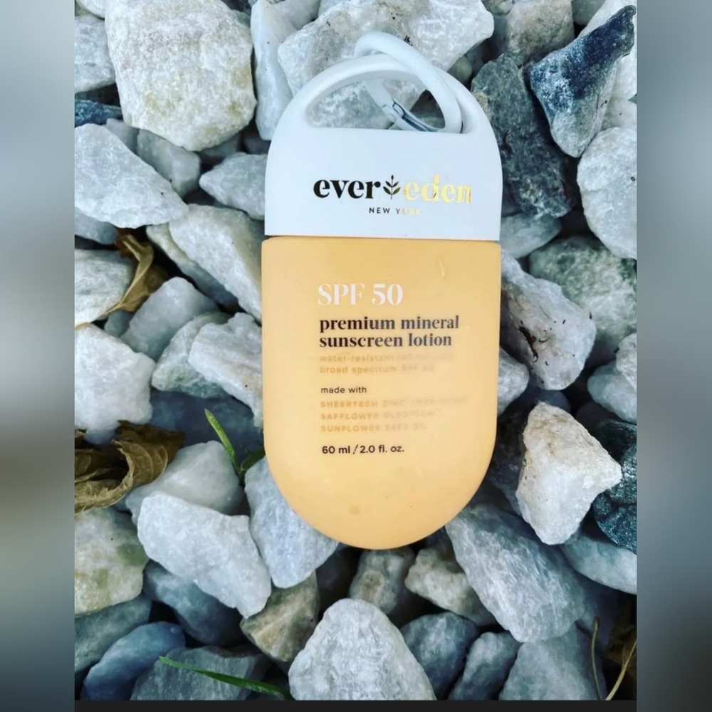 NWT Evereden Premium 100% Mineral Broad spectrum Sunscreen Serum SPF 50, 2oz.
